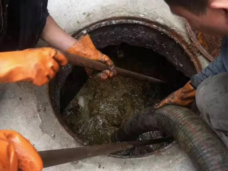 清溪镇清理化粪池时如何避免沼气的危害？